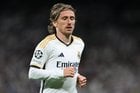 🚨⚪️ Luka Modrić has informed Real Madrid of his desire to stay at the club and sign new contract. It’s not about the salary, Modrić told Real Madrid of his intention to stay. Modrić has rejected already two big proposals to wait for Real. Up to Real Madrid now. 🇭🇷