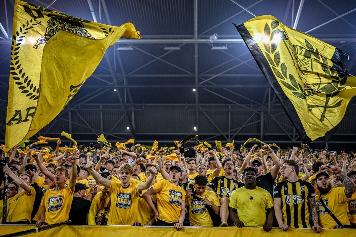 Maasbert Schouten withdraws from Vitesse takeover, with Michael van de Kuit not lowering stadium costs seen as main reason.