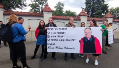VIDEO Flashmob la Cotroceni, organizat de „Corupția ucide”, după ce Klaus Iohannis a promulgat legea care îi scapă de sancțiuni pe evazioniști / „Raport de mandat: m-am plimbat, v-am trădat, furtul l-am legalizat” / Protest anunțat pentru duminică