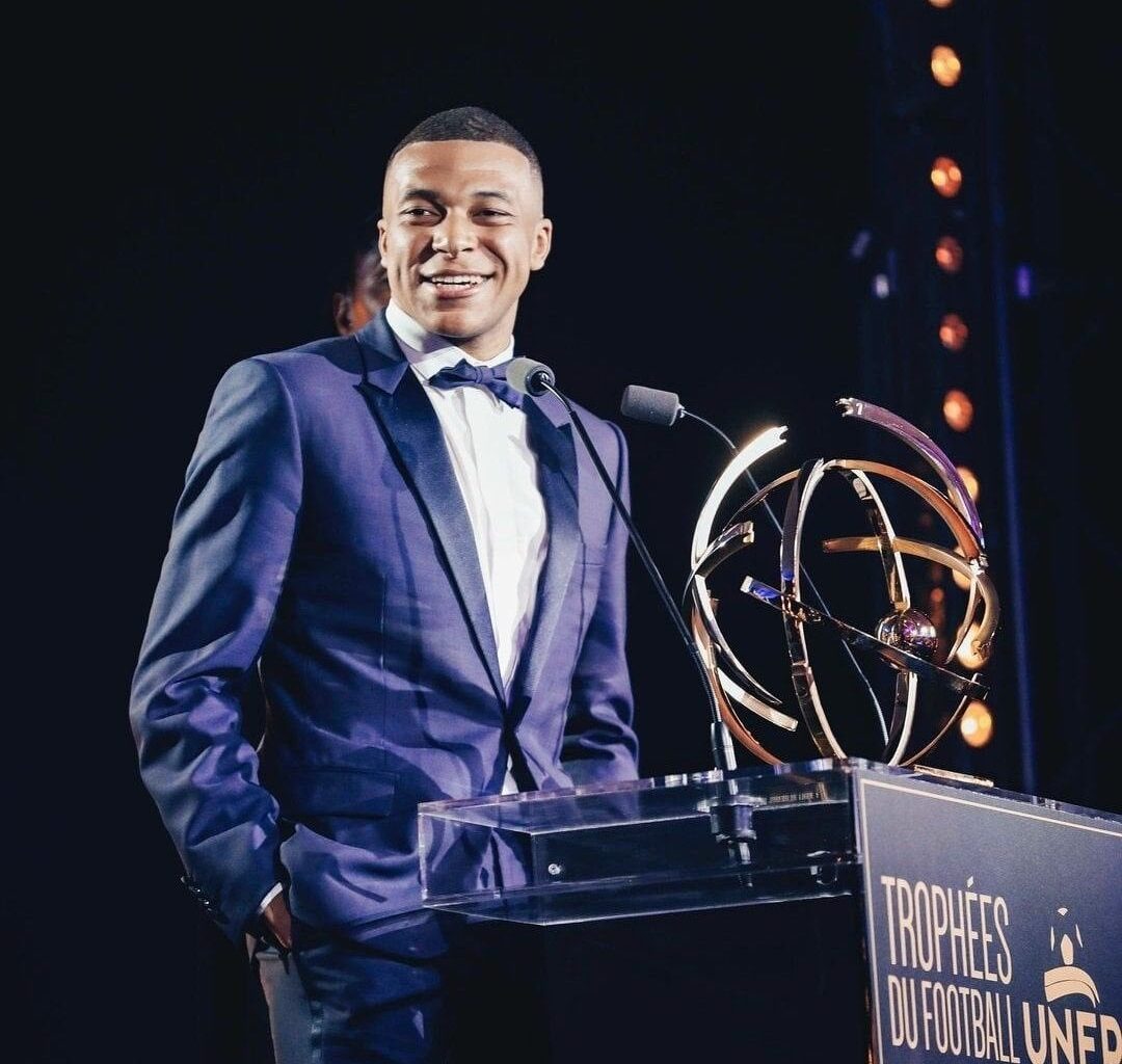 [Fabrizio Romano] 🚨⚪️ Kylian Mbappé: “My next club will be official soon, it’s matter of days”.

“I can’t wait for that, I’m happy. We have to wait just for some days”, told CNN.

⏳🧨 Real Madrid move, loading.