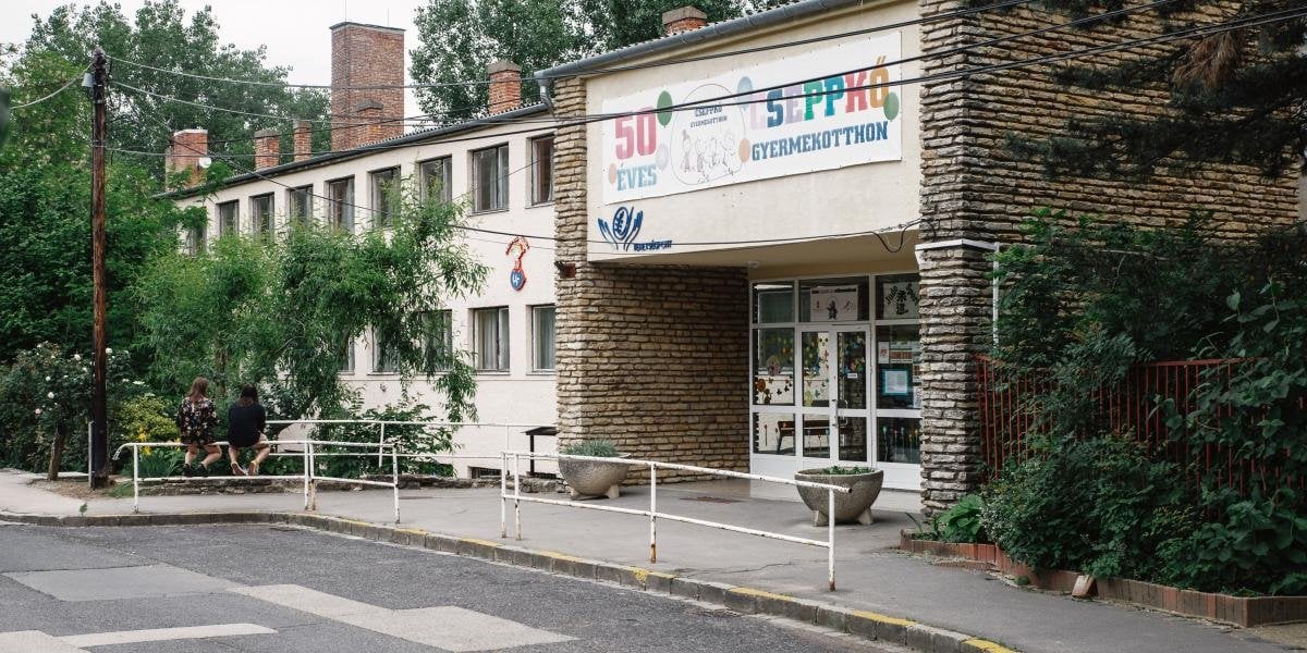 Két kislánnyal fürdött és aludt a Cseppkő Gyermekotthon nevelője, fideszes javaslatra az igazgatót később mégis kitüntették