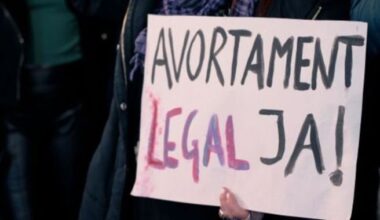 Que l'avortament tingui cobertura sanitària és 'encoratjador' però les dones reclamen més avenços