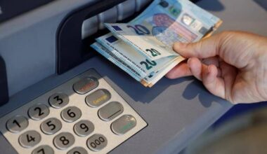 Utilitza la targeta d'una amiga per treure 800 euros i l'enxampen per la càmera del caixer automàtic