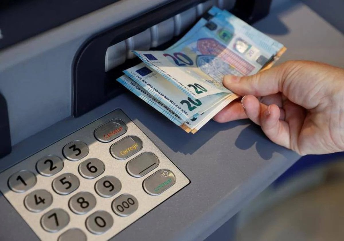 Utilitza la targeta d'una amiga per treure 800 euros i l'enxampen per la càmera del caixer automàtic