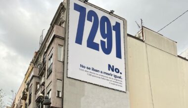 El PP maniobra para retirar las lonas de Más Madrid en recuerdo de las víctimas del 'Protocolo de la Vergüenza'