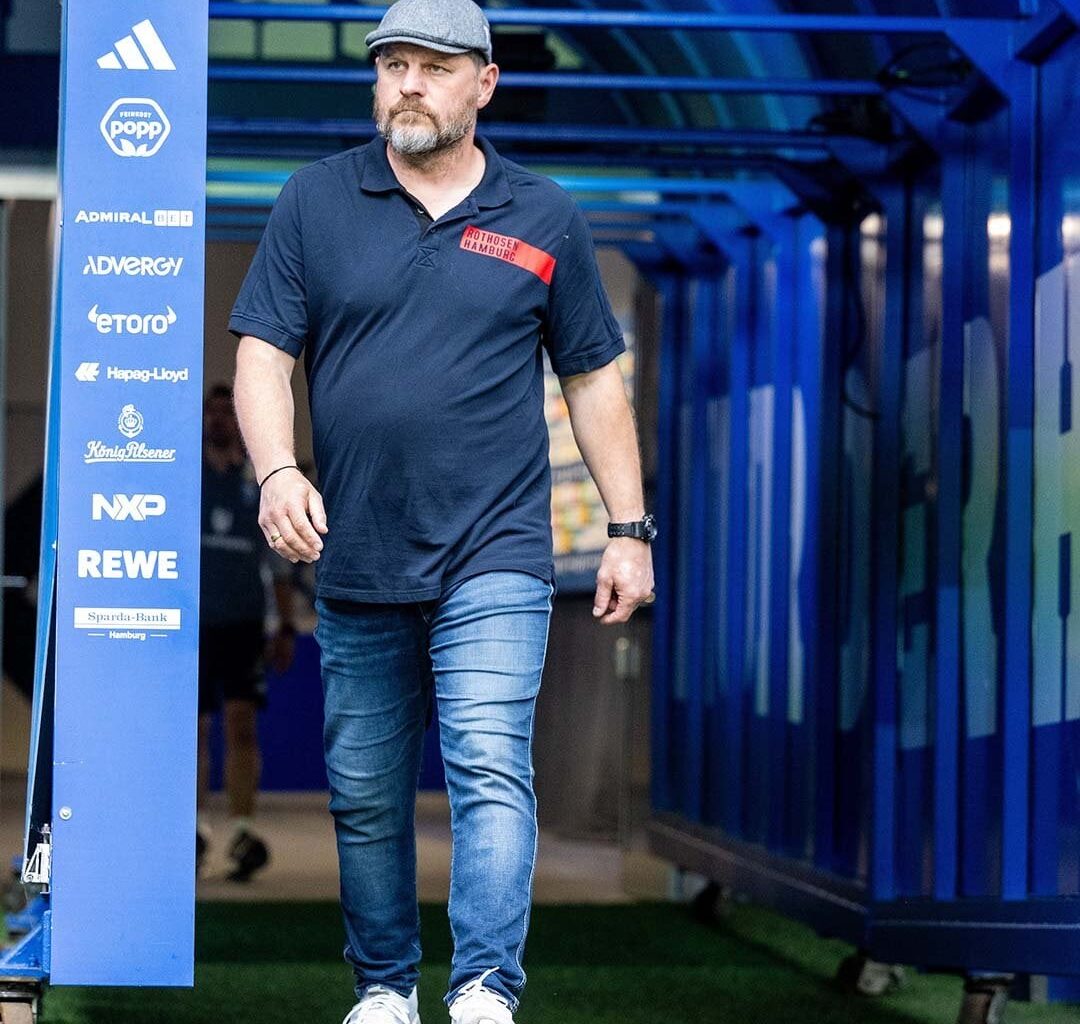 Stefan Kuntz über Baumgart: "Ich habe mit Steffen gestern Abend und heute Morgen gesprochen. Er hat hier noch keine Vorbereitung absolviert, noch keine Transfer-Vorstellungen umsetzen können. Deswegen empfinde ich es nicht als HSV-like, jetzt den Trainer infrage zu stellen."