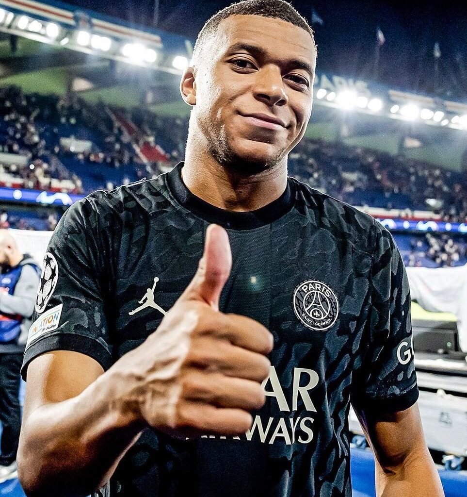 @FabrizioRomano: ⚪️⏳ Kylian Mbappé never wanted to advance in talks with Premier League clubs in the last two years. He also rejected €200m/season salary from Saudi last summer. 🇸🇦 The reason: only wanted Real Madrid move and not to disappoint president Florentino Pérez again after June 2022.