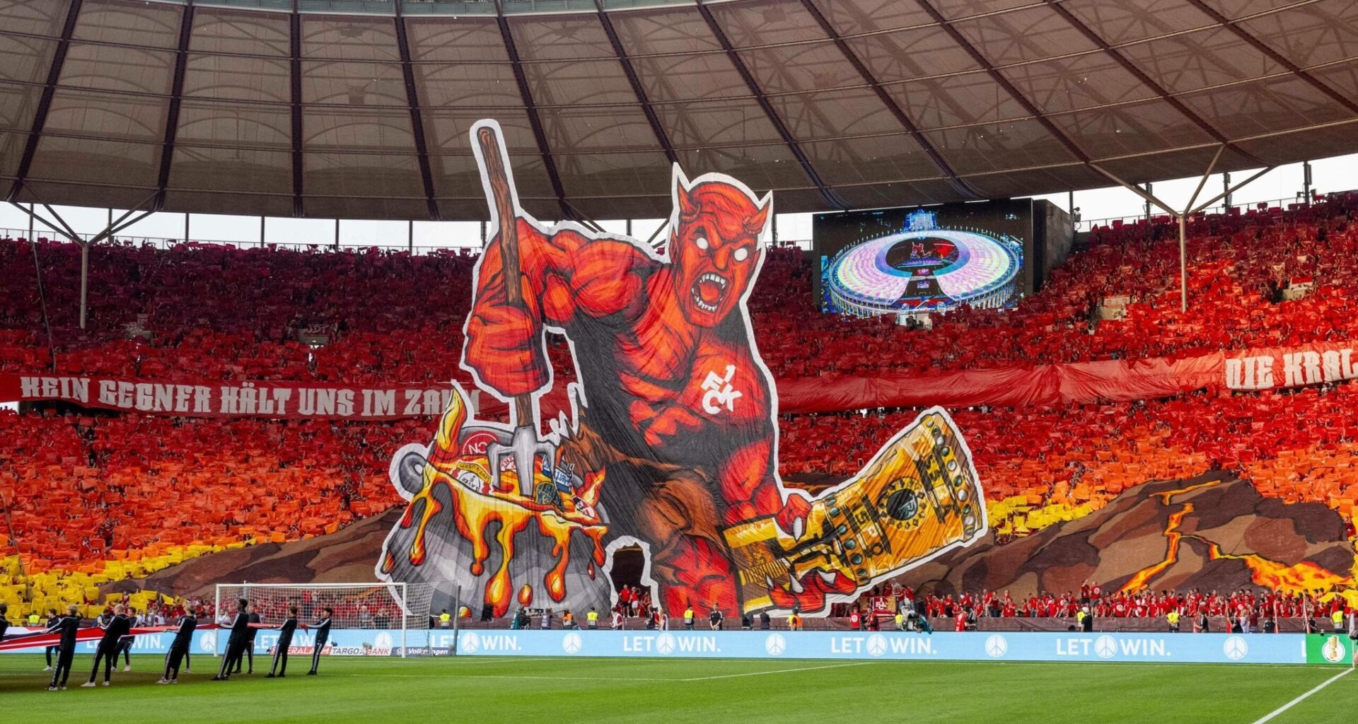 [BILD] Über 1000 Stunden Arbeit steckte die Fanszene in die Pokal-Choreo. Der preisliche Aufwand liegt bei knapp 100.000 Euro.