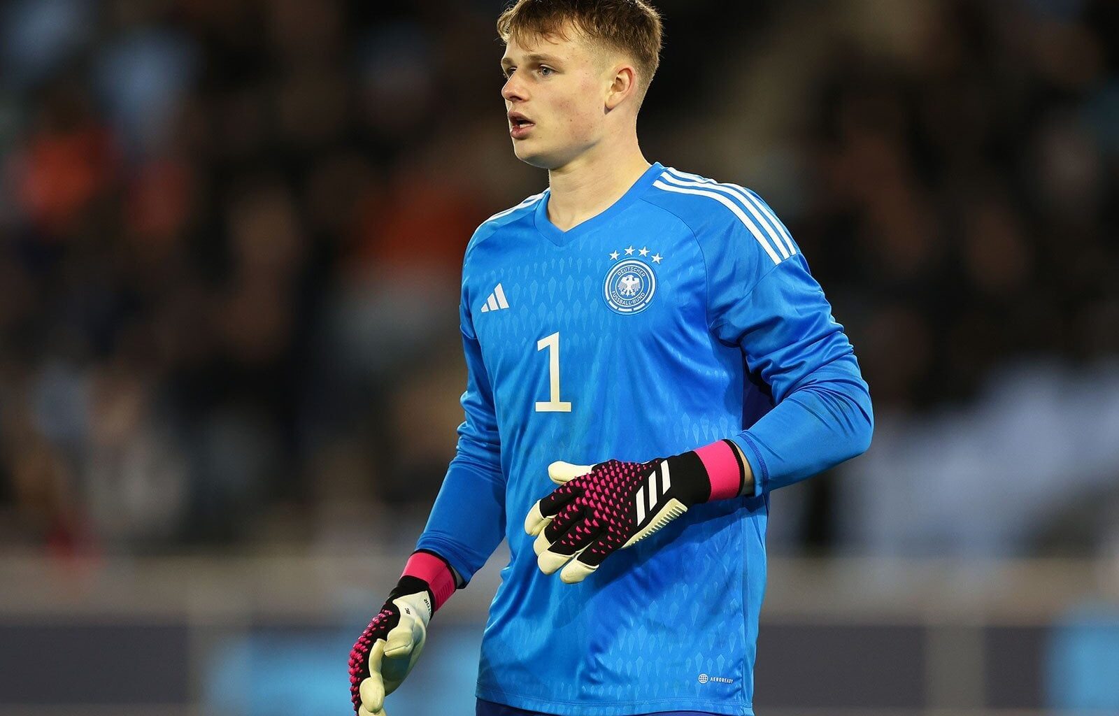 Bayern are interested in Köln and Germany U21 goalkeeper Jonas Urbig who spent the season on loan at Fürth. Urbig is considered one of the biggest goalkeeping talents in Germany and his style is reminiscent of Manuel Neuer