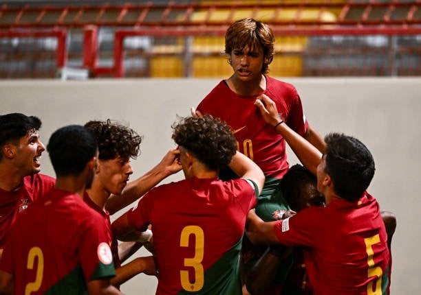 Seleção sub-17 arrasa no Europeu e está perto dos 'quartos'