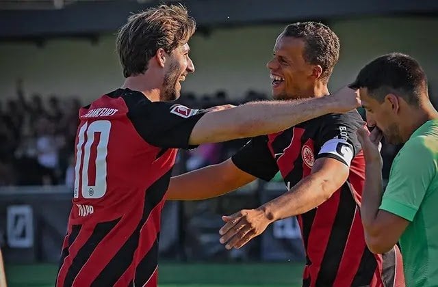 Frankfurt goalkeeper plays outfield, scores twice in friendly match