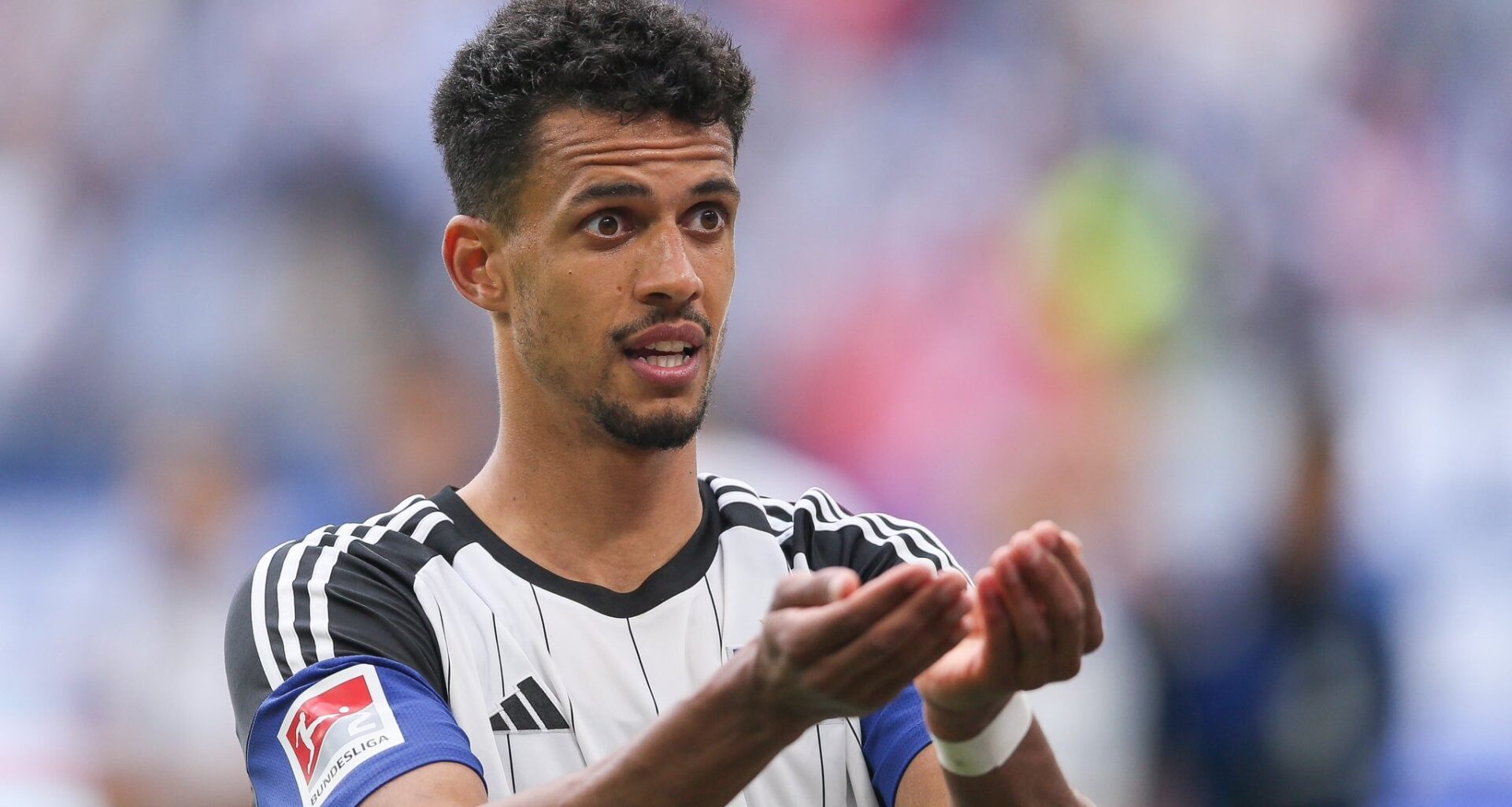 HSV-Boss Stefan Kuntz und Steffen Baumgart haben Robert Glatzel in einem persönlichen Gespräch mitgeteilt, dass sie ihn unbedingt halten wollen!   Das Gespräch hat beim 30-jährigen Stürmer Eindruck hinterlassen. Verbleib beim HSV nicht ausgeschlossen, aber dafür müsste sehr viel passieren.