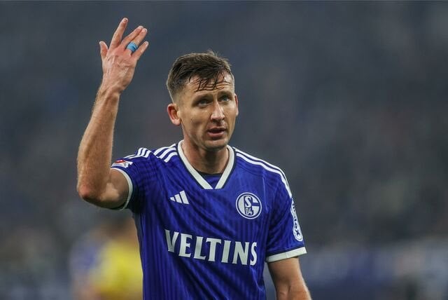 Paul Seguin wird von einigen Spielern im #S04-Kader schon „Trainer-Sohn“ genannt. Zwischen ihn & Geraerts passt kein Blatt. Seguin wird von Geraerts immer wieder um Rat gefragt. Eine Zukunft von Seguin bei Schalke ist nur dann vorstellbar, wenn Geraerts im Amt bleibt.
