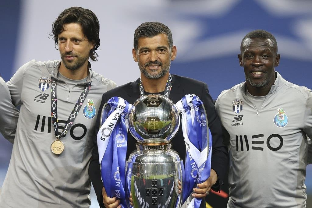 Houve conversa na quarta-feira, mas Sérgio Conceição abandonou a reunião com AVB após saber que Vítor Bruno poderá ser o seu sucessor, avança o Record. Sente-se traído e recusa rescindir o contrato, adianta o jornal desportivo.
