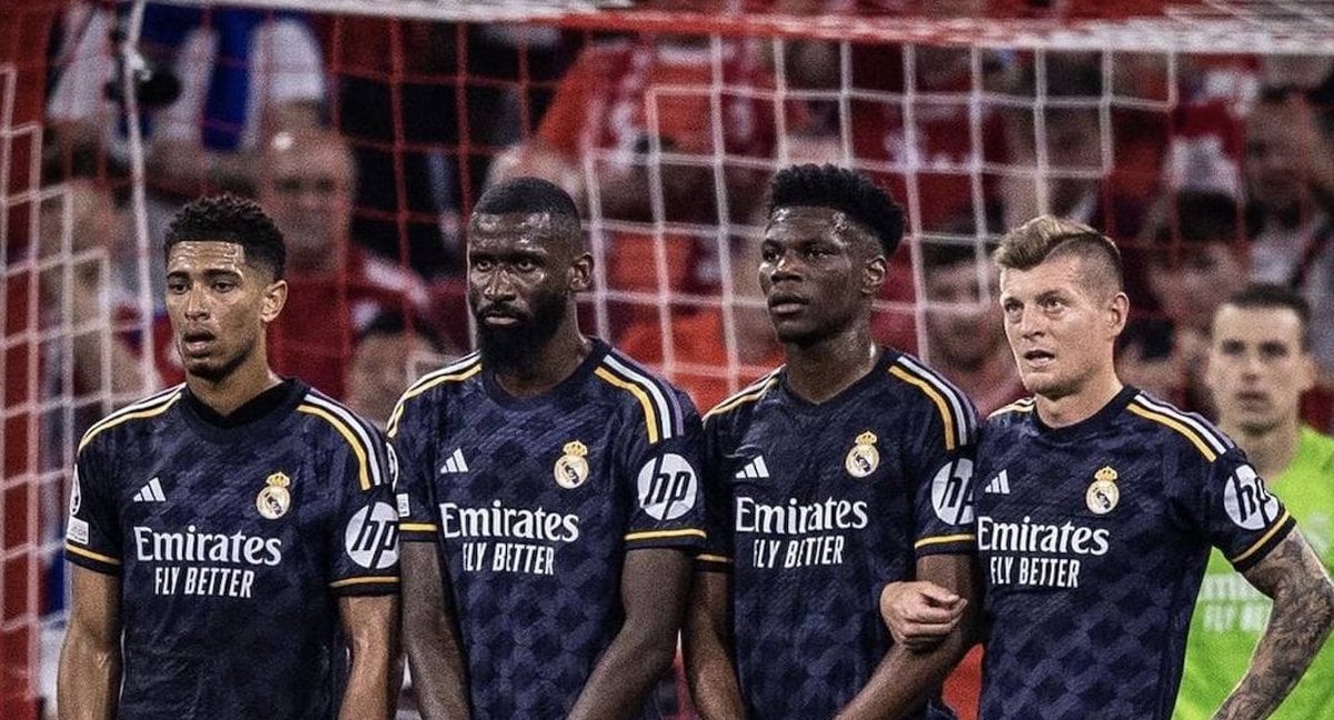 Real Madrid is on track to become the team with the fewest defeats in a season in the entire history of modern football among teams that played in the League, Cup and Champions League. The current record is 3 losses, while Real Madrid only has 2 defeats so far in the season.