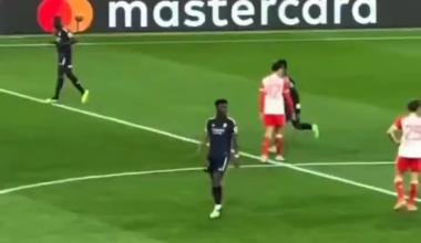 Vinicius Jr thanking Toni Kroos for the assist by clapping and bowing down to him as a gesture of appreciation.