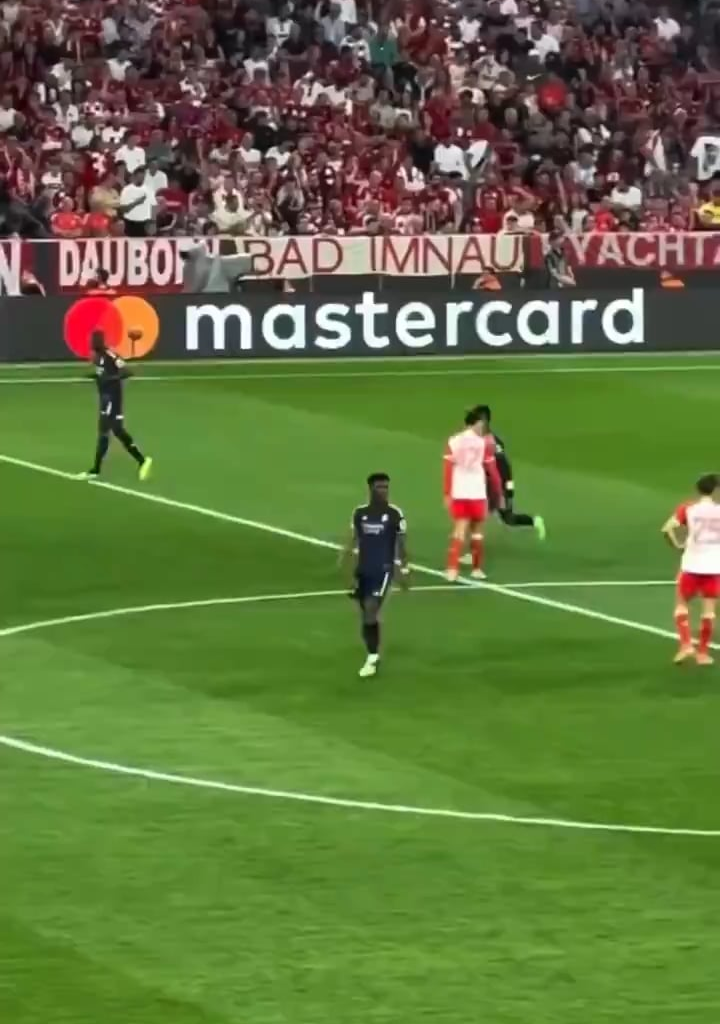 Vinicius Jr thanking Toni Kroos for the assist by clapping and bowing down to him as a gesture of appreciation.