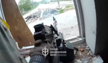 Soldiers of the Russian Volunteer Corps fighting against the Russian army on the outskirts of Volchansk, Kharkiv Oblast.  Published on 17/May/2024