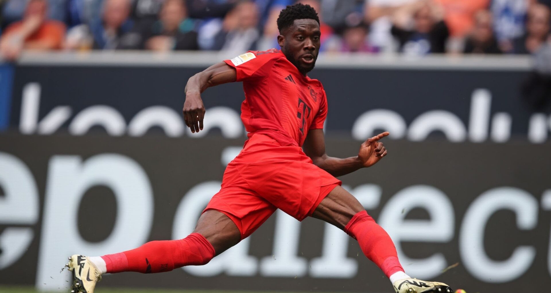 [Plettenberg] A turnaround in the Alphonso Davies 'poker' is now possible. Vincent Kompany is convinced of the Canadian and is determined to keep him. Contract talks have resumed and are positive. As of now, there's still no offer from Real Madrid