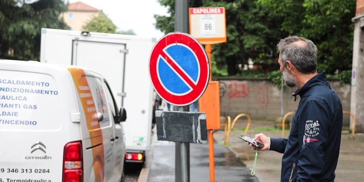 Il grande censimento delle auto in divieto di sosta, a Milano