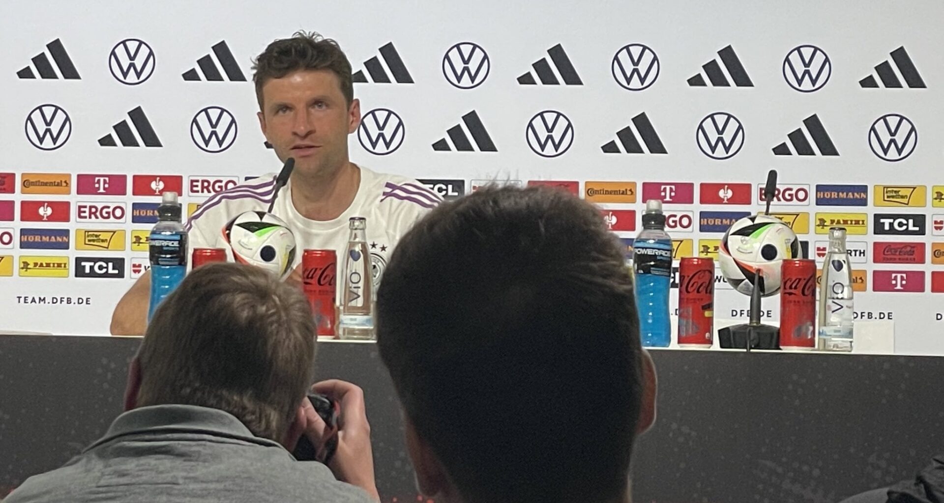 Wird die Heim-EM sein letztes Turnier? Thomas Müller: „Ich denke jetzt noch nicht ans Abtreten. Ich konzentriere und freue mich auf die anstehenden Aufgaben – und dann wird man sehen, was passiert.“ Beim FCB ist frühestens 2025 Schluss: „Ich habe noch ein Jahr Vertrag […]“