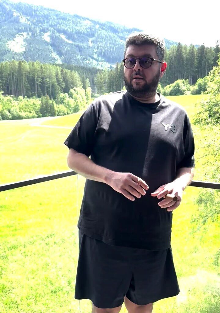 Hasan Ismaik: „Liebe Löwen,  ihr seid das größte Kapital des TSV 1860 München. Ihr seid die wahren Champions in diesen ernüchternden Zeiten, weil ihr nicht loslassen könnt und die Löwen zu einem besonderen Verein macht. Ich habe nur einen Wunsch: 1860 muss wieder erfolgreich werden.“