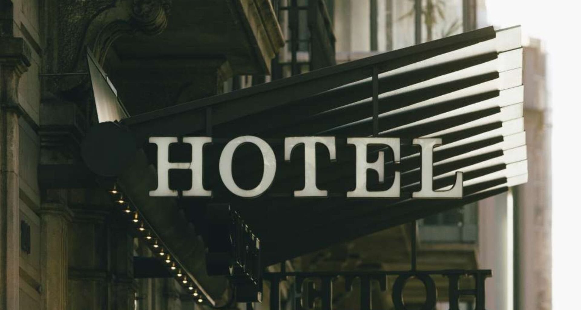 Un home de la Seu reserva en un hotel amb la targeta de la seva ex, es passa un mes i fuig devent 1.800 euros