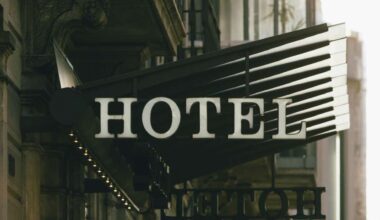 Un home de la Seu reserva en un hotel amb la targeta de la seva ex, es passa un mes i fuig devent 1.800 euros