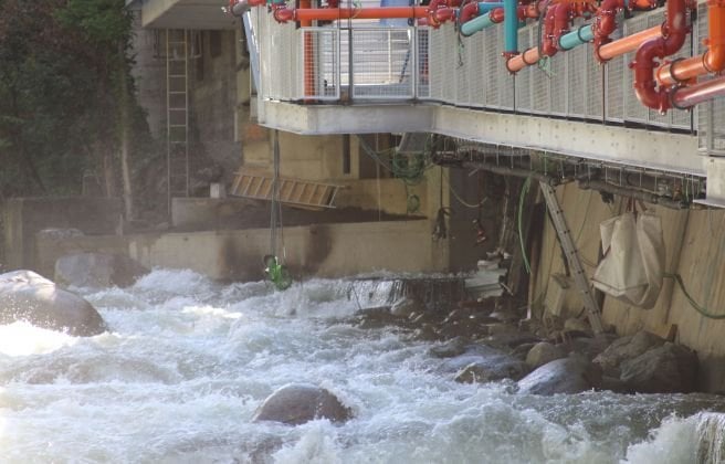 L'obrer que va ser arrossegat pel riu estava treballant sense cap tipus de subjecció enmig de l'aigua