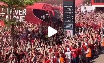 Benchviews Sport Tv on Instagram: A beautiful moment for Jurgen Klopp -.. Last home game and last game managing Liverpool a great reception