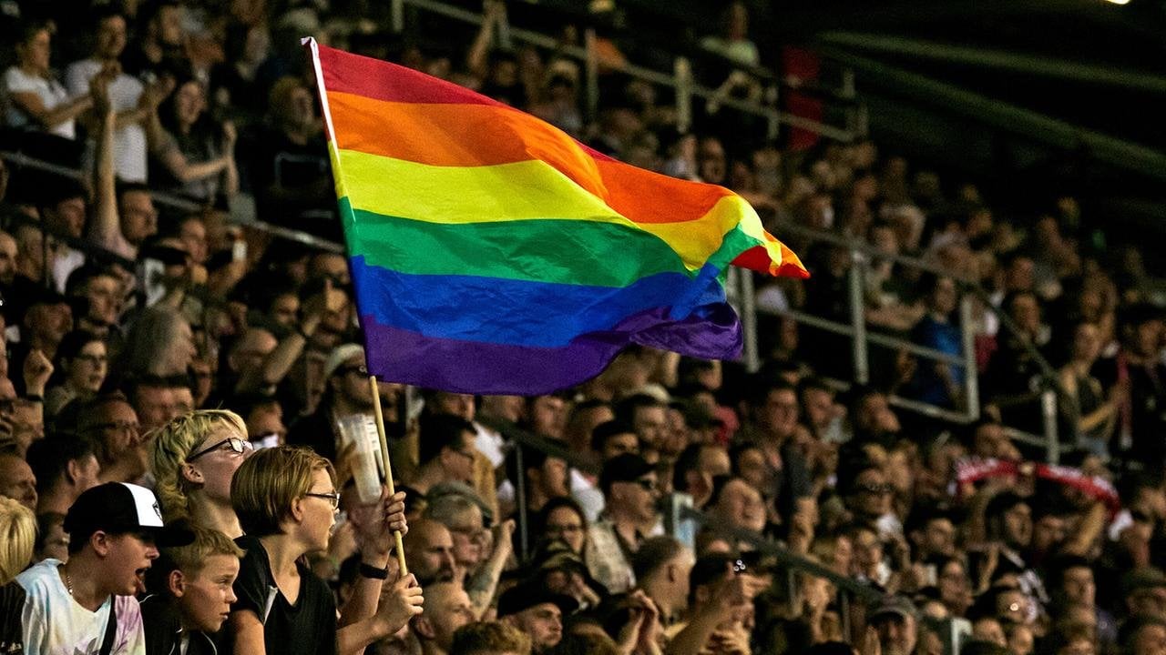 Coming Out im Fußball: "Der 17. Mai ist nur ein Startpunkt". Die Kampagne "Sports Free" plant heute am internationalen Tag gegen Homophobie ein Gruppen-Coming-Out im Fußball. Das Ziel: Sichtbarkeit schaffen. Noch ist aber unklar, ob auch Profi-Fußballer mitmachen werden.