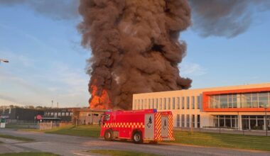 Voldsom brand i virksomhed – røgsky kan ses på kilometers afstand