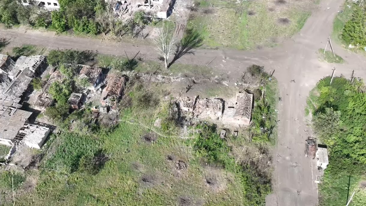 Ukrainian FPV drone obliterates about 20 Russians hiding in a house in a huge explosion. Location unknown.