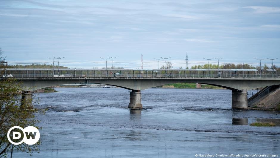 Estonia says Russia removed navigation buoys near border