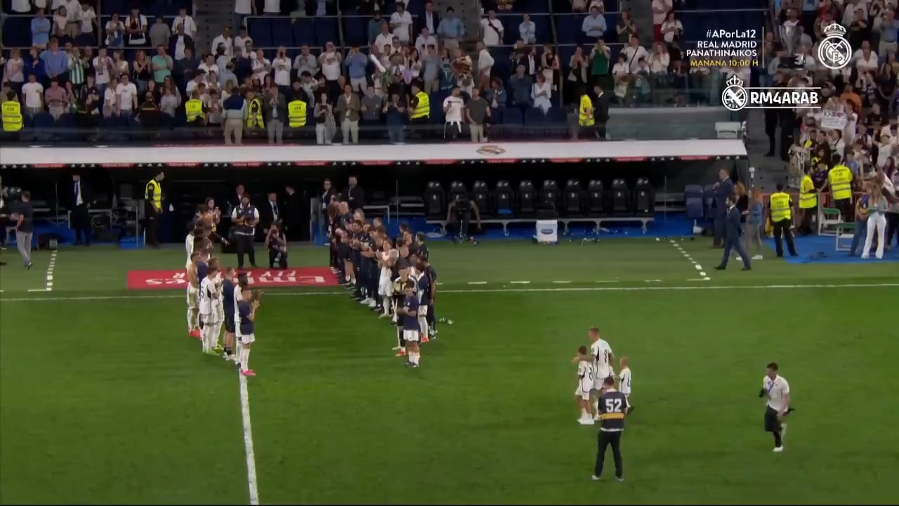 Real Madrid players gather around with the guard of honor for the one last time as Toni Kroos departs from Santiago Bernabeu for the last and the final time forever.