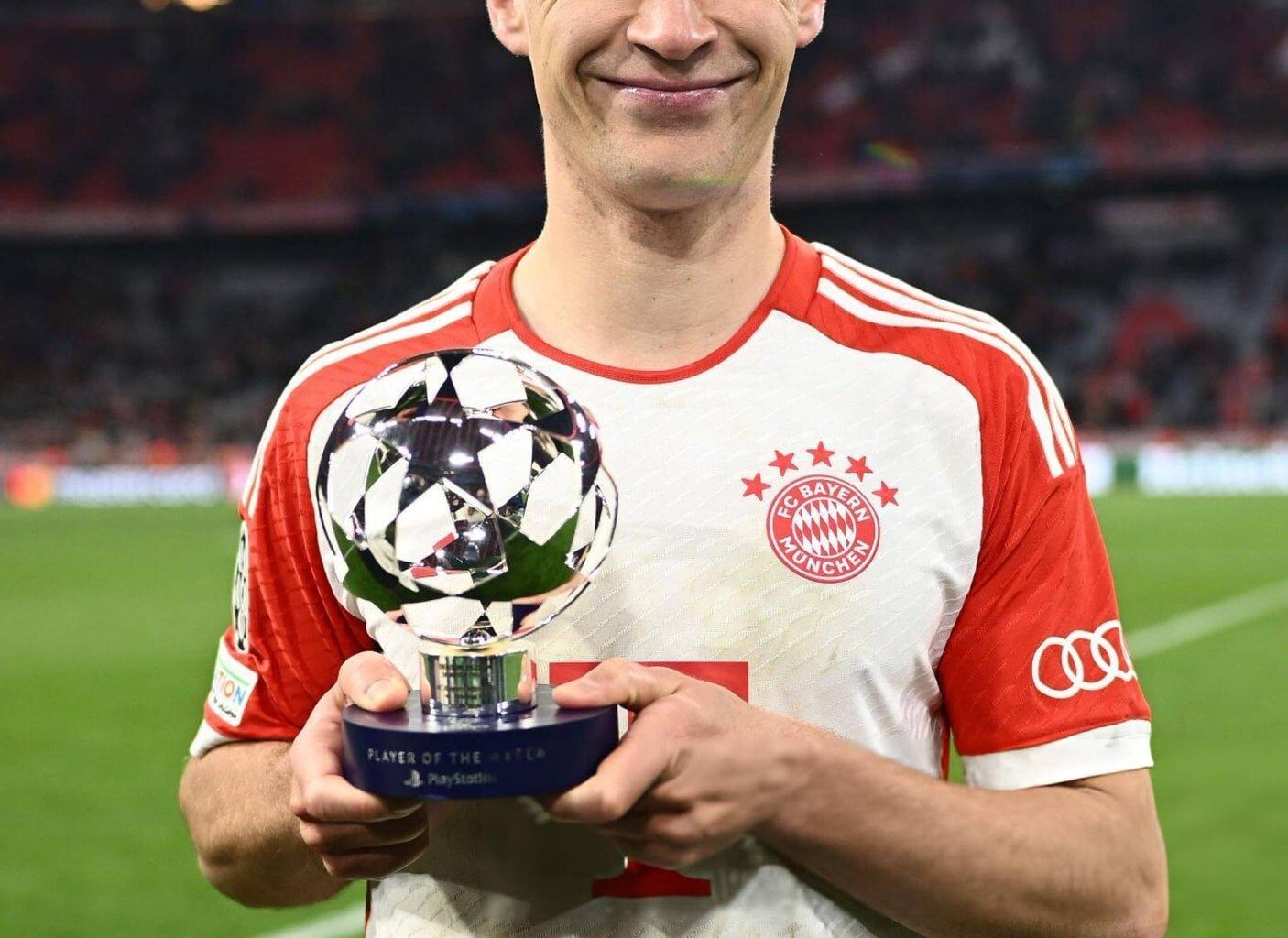 Kimmich is waiting for an offer from Barcelona. The German wants to play under Xavi, despite pressure from Bayern's side for renewal. [@ferrancorreas]