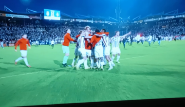 Willem II wins the Keuken Kampioen Divisie and pitch gets invaded after last minute goal.