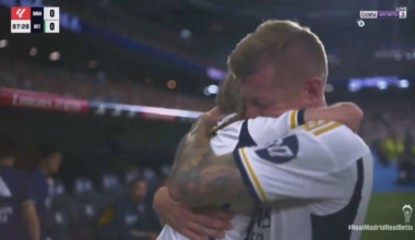 Toni Kroos breaks down and gets emotional at last as he consoles and hugs his daughter after being substituted for the last time at Santiago Bernabeu.