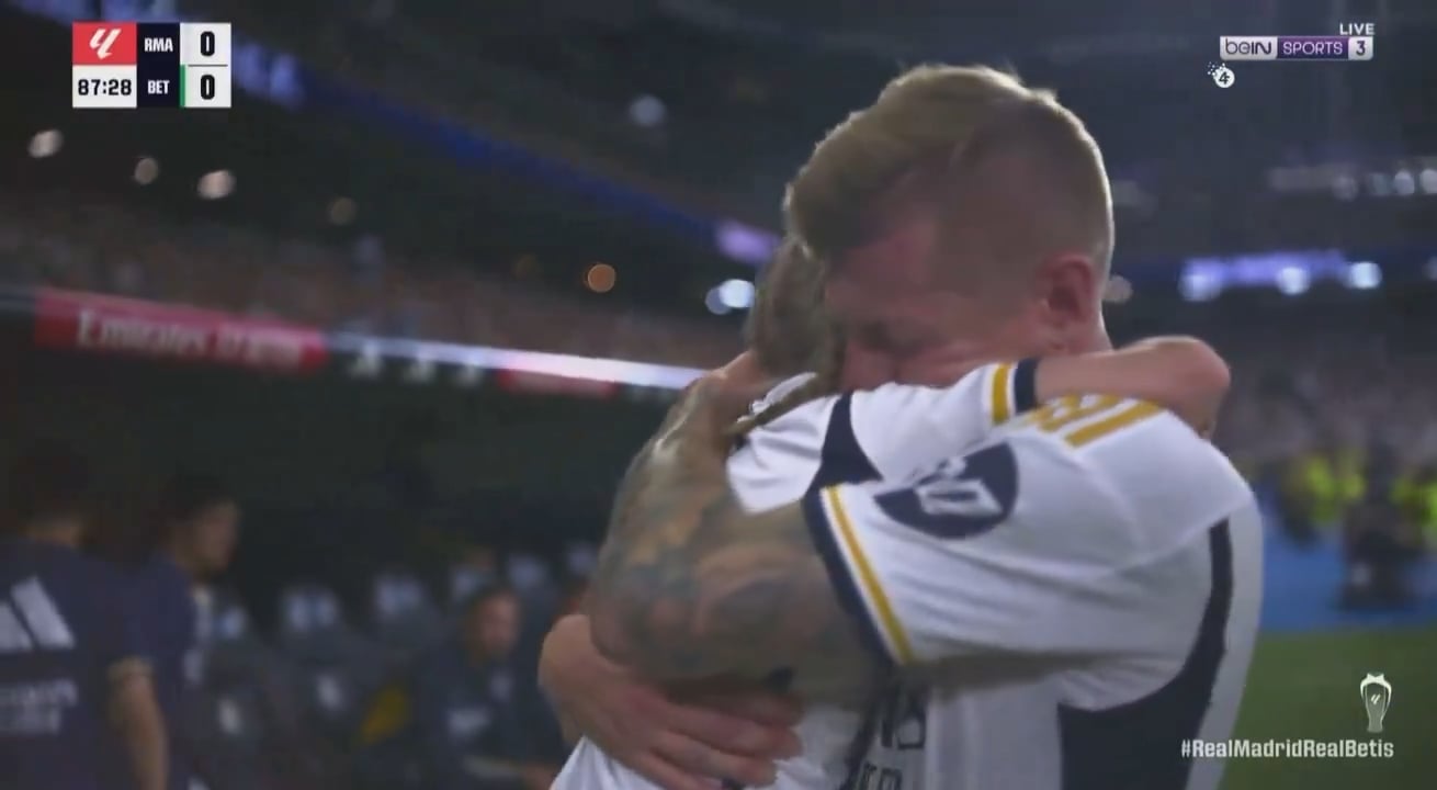 Toni Kroos breaks down and gets emotional at last as he consoles and hugs his daughter after being substituted for the last time at Santiago Bernabeu.