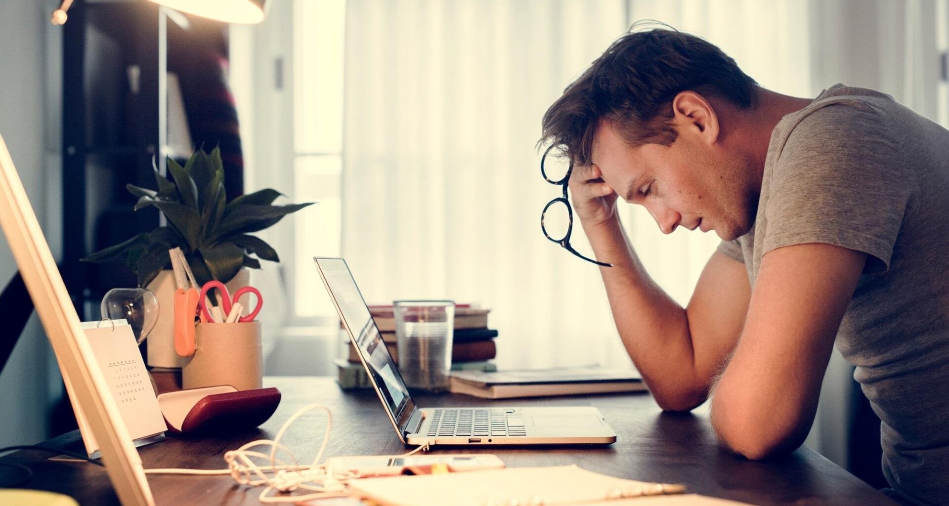 Indagine Eurispes, il 57% italiani arriva a fine mese con difficoltà: pesano bollette e affitto, e per il 55,5% degli intervistati la situazione economica è peggiorata nell'ultimo anno