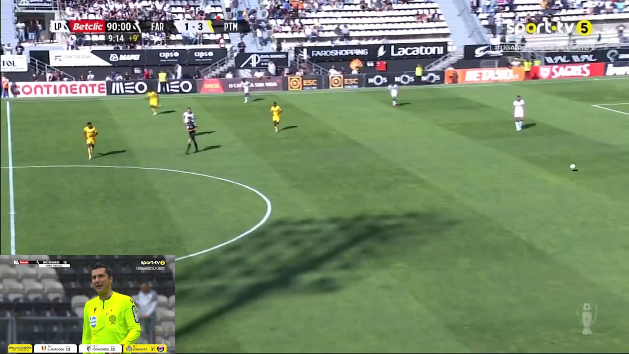 Apesar da derrota no dérbi, adeptos do Farense gritam efusivamente o penalty e o golo do Boavista, remetendo o rival Portimonense para o Playoff de Despromoção.