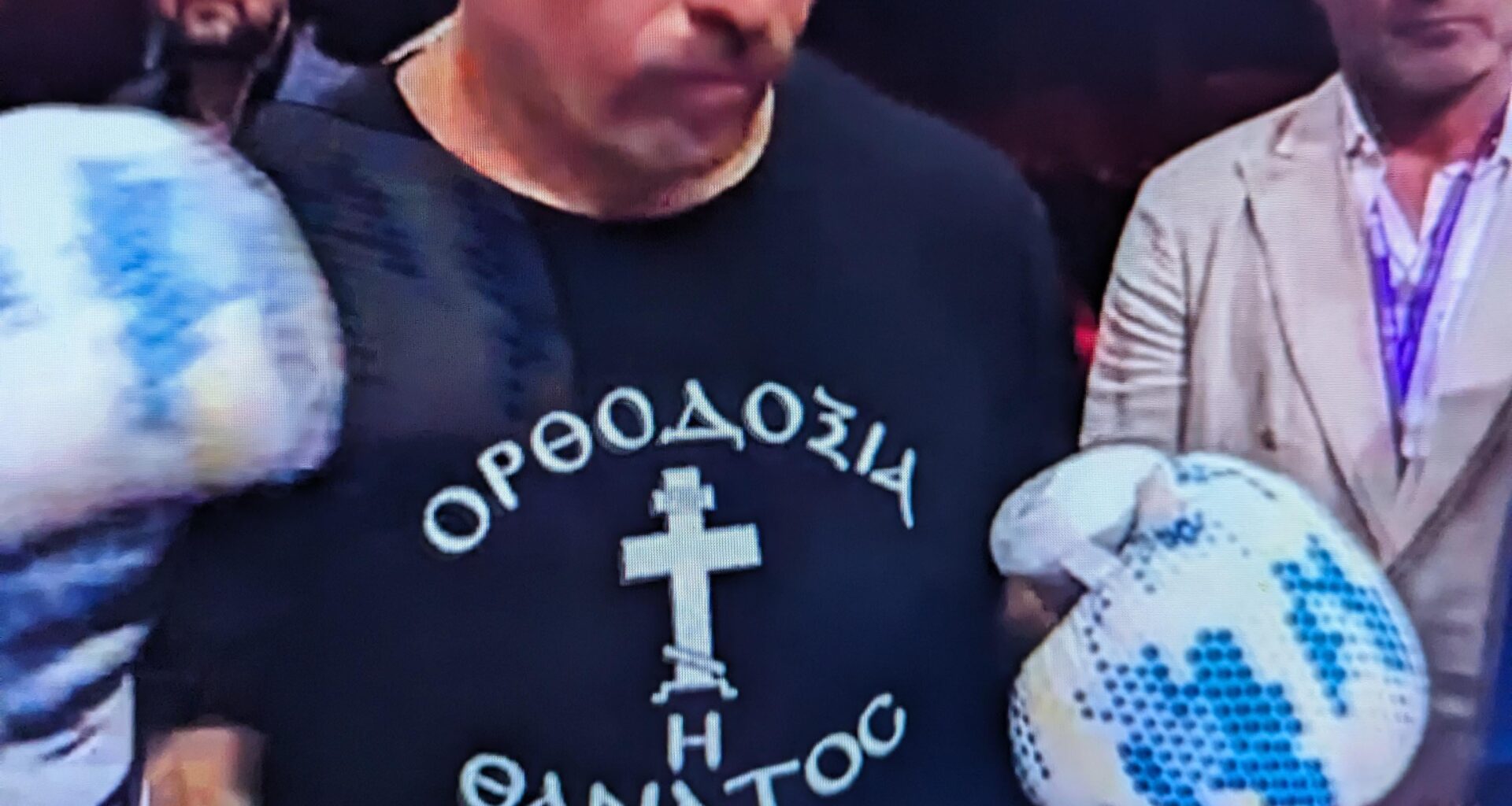 Ο Oleksandr Usyk φοράει μπλούζα "ορθοδοξία ή θάνατος" στα Ελληνικά. Τί φάση;