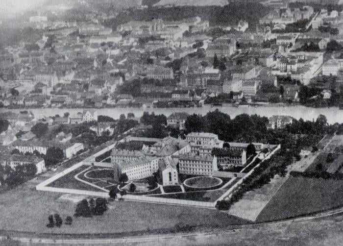 Fotografija Maribora iz leta 1915. Ali je stavba spredaj komu znana?