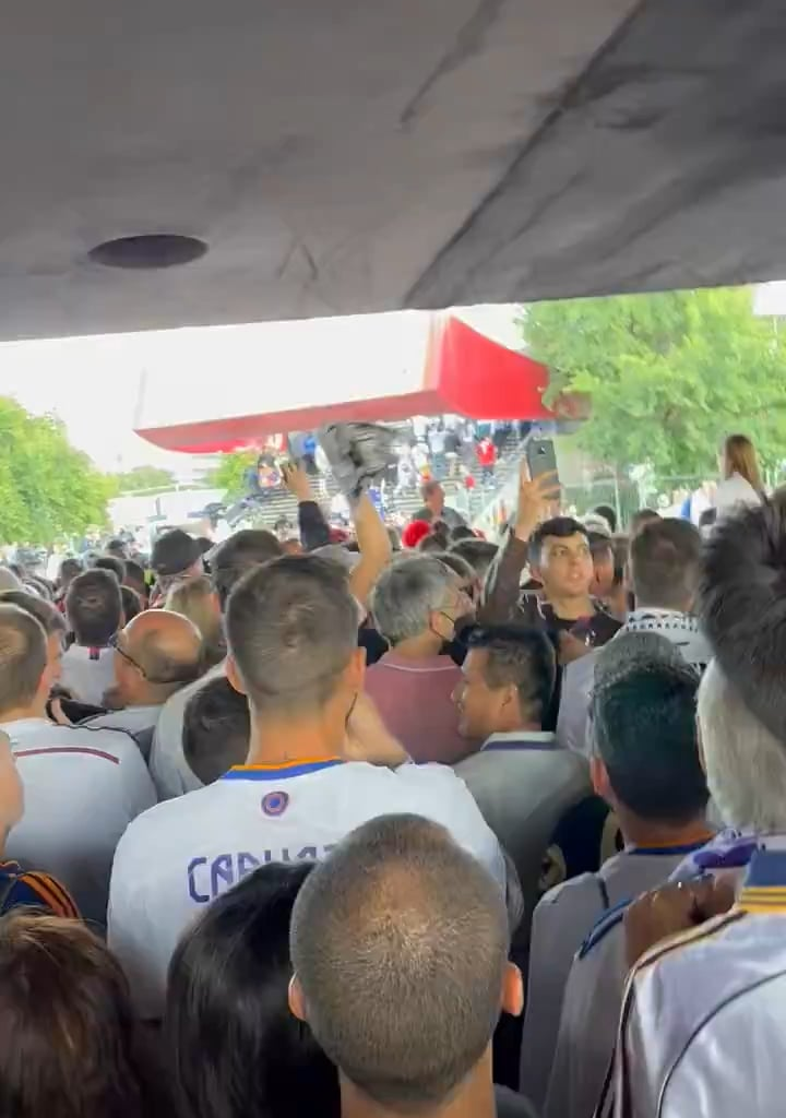 Joselu entering as a fan at the Stade de France to watch the Liverpool-Real Madrid final (2022). Now thanks to him Real Madrid is going to a new final; with effort and humility dreams come true.