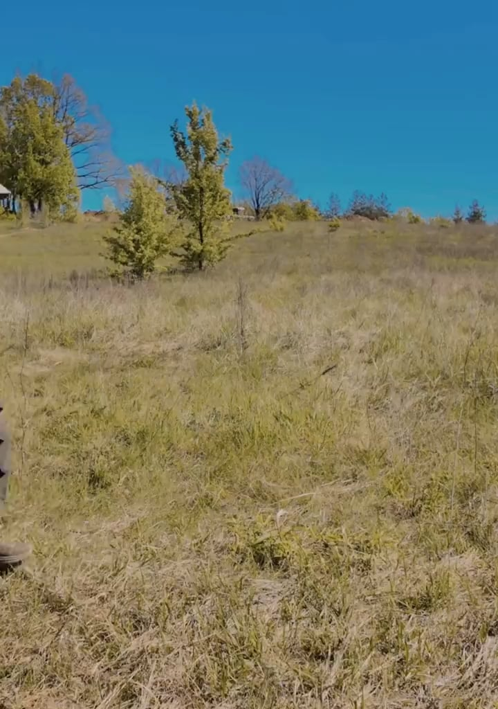 A groundbreaking electronic warfare backpack, developed by the 🇺🇦Ukrainian company Kvertus, shields Ukrainian soldiers from Russian drones at a cost of just $7,000. Operating in the 720-1050 MHz range, it jams and disables threatening UAVs