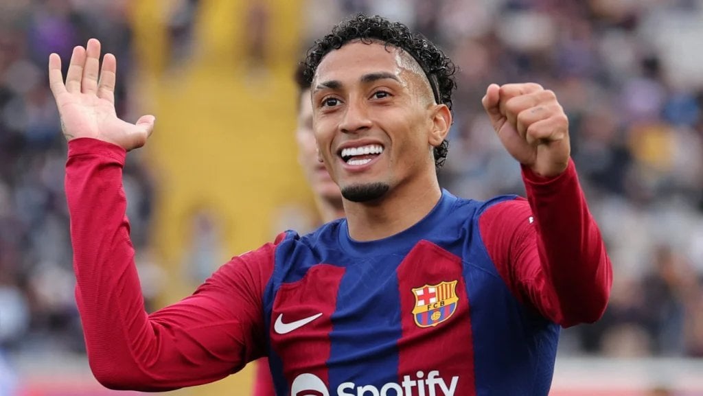 Raphinha has made the final decision of not hiring any agent or even an intermediary. He is the only player in the Barça first team and Barça Atlètic to not have an agent.

Via: @joaquimpiera [sport]
