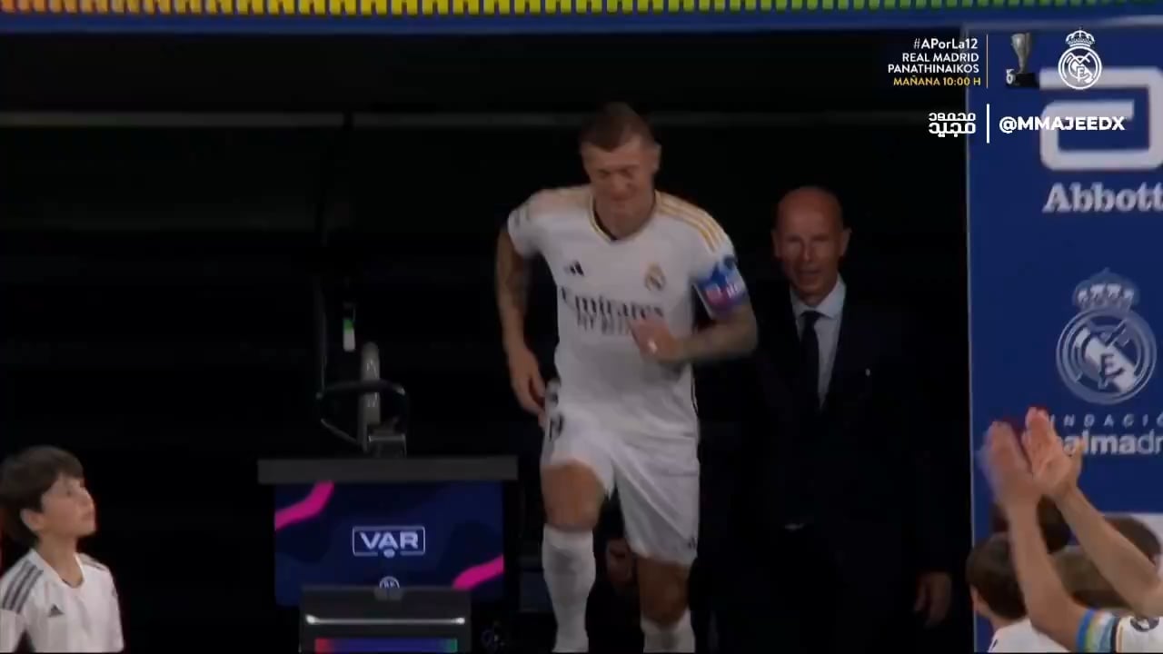 Toni Kroos getting a guard of honour on his final game at the Bernabeu.