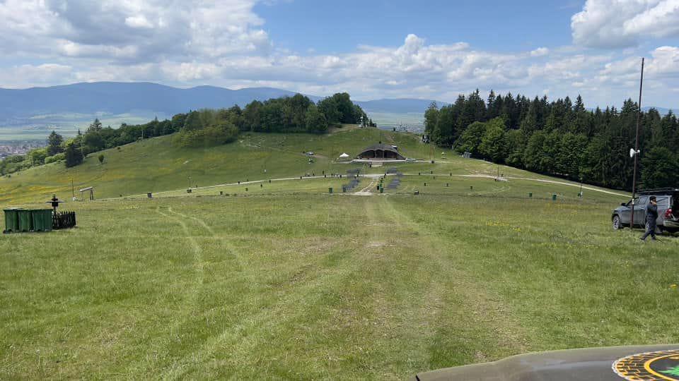 "Când maghiarii ne dau o lecție de civilizație: Poza făcut la Sumuleu Ciuc, la o oră după marele pelerinaj de Rusaliile Catolice, la care au participat jumătate de milion de oameni și nici o batistă aruncată"