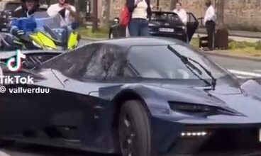 El vídeo d'un cotxe de 285.000 euros andorrà que se salta un pas de vianants escortat per la policia