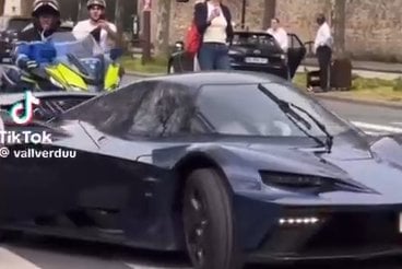 El vídeo d'un cotxe de 285.000 euros andorrà que se salta un pas de vianants escortat per la policia